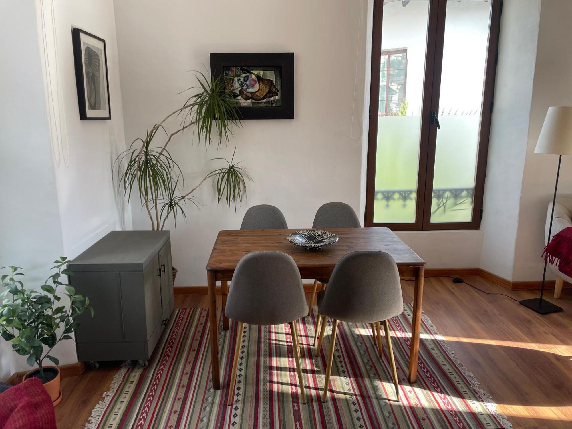 Apartment Artistic And Spacious *